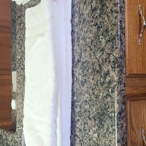 Lot of 4 100% cotton white bath rugs like new condition 21 x 32 " approximate